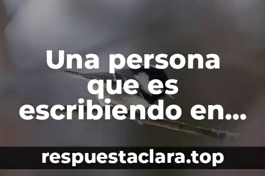 Una persona que es escribiendo en la computadora
